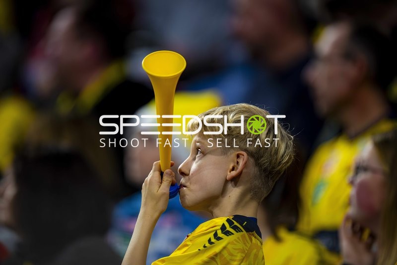 Fan-Szene in gelben Trikots