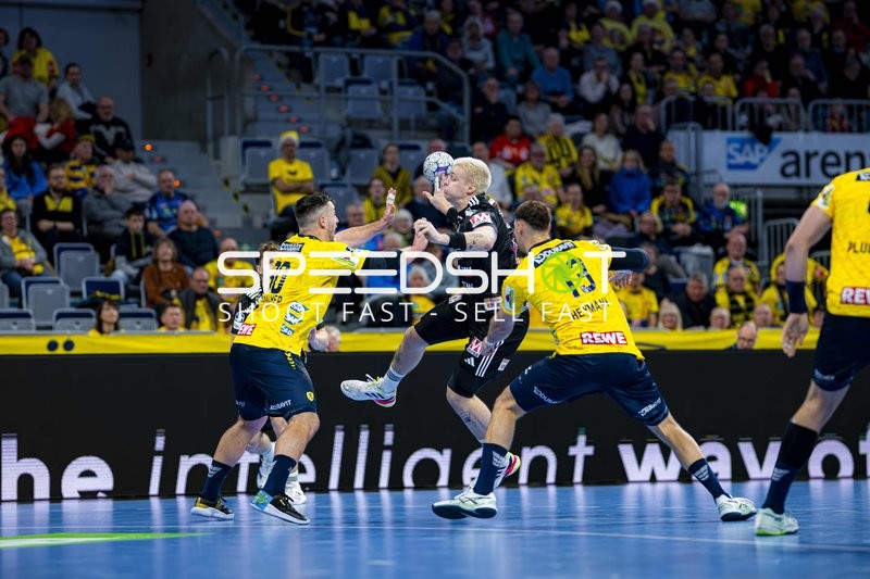 Sebastian Heymann (13; Rhein Neckar Löwen) im Zweikampf mit 30; Rhein Neckar Löwen und 13; HC Erlangen