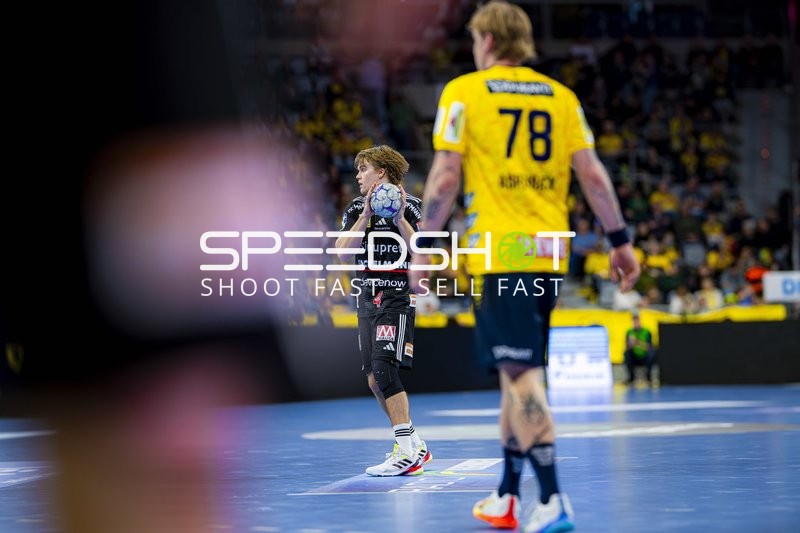 Mathias Larson (4; Rhein Neckar Löwen) und Edwin Aspenbäck (78; Rhein Neckar Löwen) in Aktion