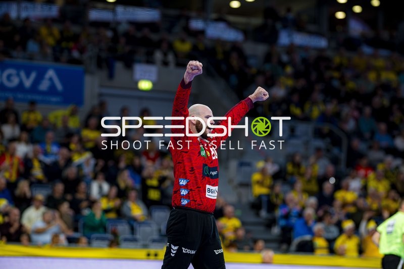 Mike Jensen (20; Rhein Neckar Löwen) jubelt mit erhobenen Armen