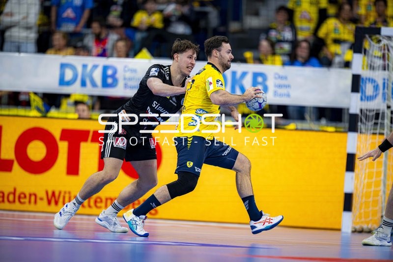 Dani Baijens (77; Rhein Neckar Löwen) und Florian Scheerer (10; HC Erlangen) im Zweikampf