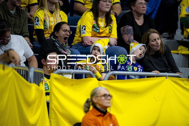 Fans in gelben Trikots in der SAP Arena