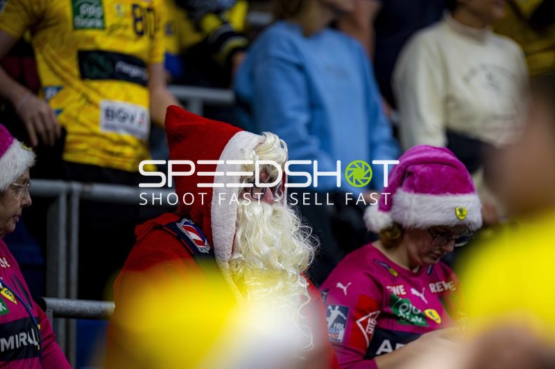 Fans in Weihnachtsoutfits