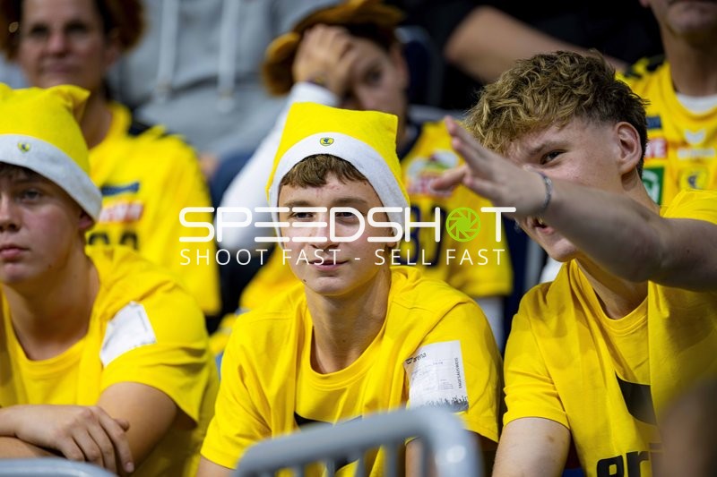 Fans in gelben Shirts in der SAP Arena