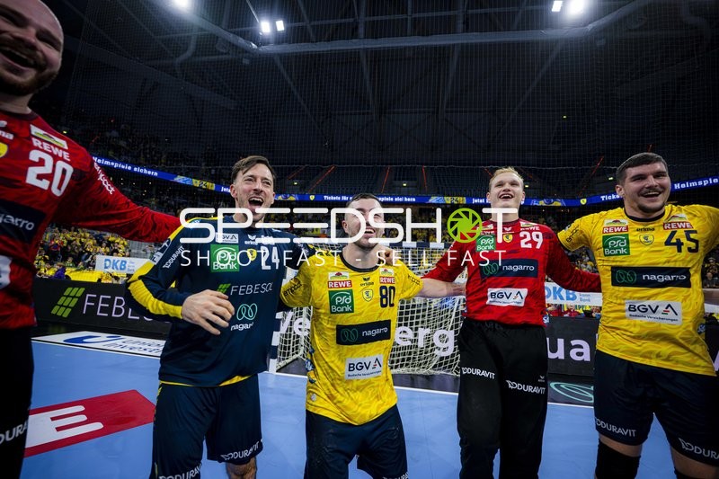 Halil Jaganjac (45; Rhein Neckar Löwen) und Teamkollegen feiern