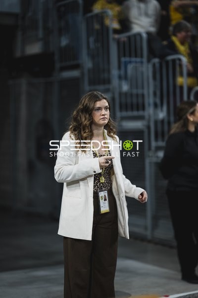 Trainerin bei Handballspiel