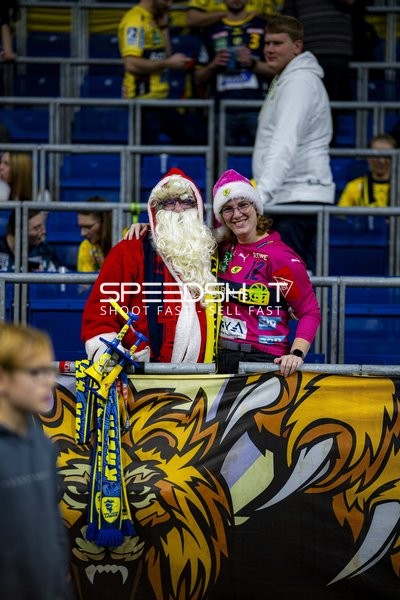 Fans in festlicher Stimmung