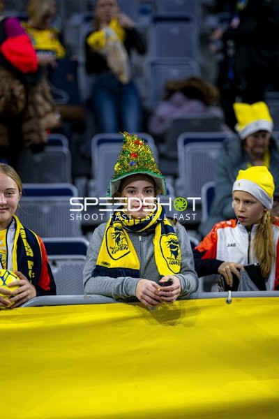 Fans in gelben Schals