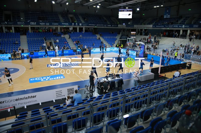 Spieler von Basketball Löwen Braunschweig und MLP Academics Heidelberg wärmen sich auf