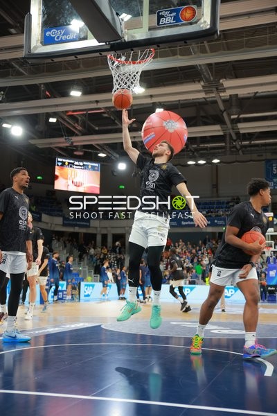 Basketball-Situation mit Spielern von Basketball Löwen Braunschweig und MLP Academics Heidelberg