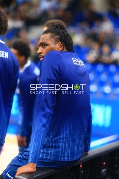 Szene mit Spielern am Spielfeldrand