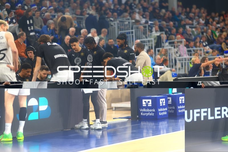 Szene mit Chip Flanigan (30; Basketball Löwen Braunschweig) und Teamkollegen