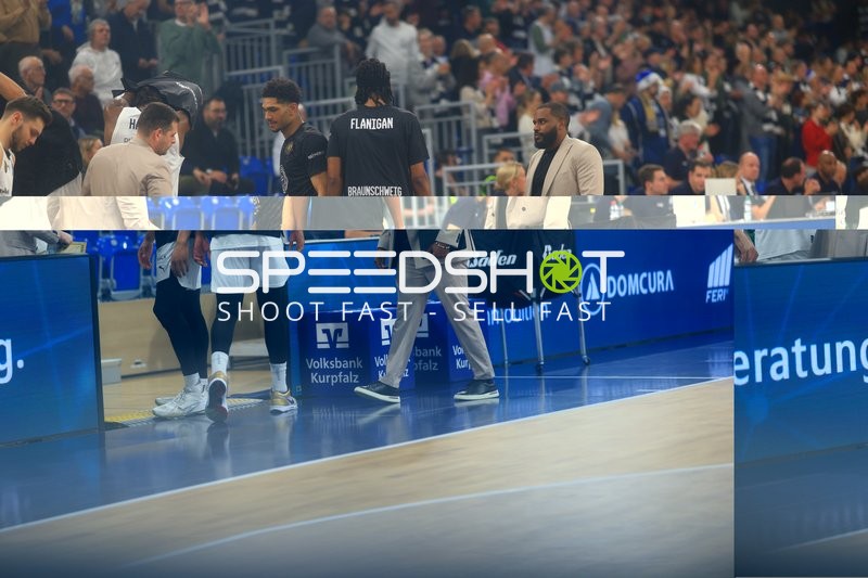 Szene mit Adrian Worthy (0; Basketball Löwen Braunschweig), Ferdinand Zylka (6; Basketball Löwen Braunschweig) und Keith Thomas (996; Basketball Löwen Braunschweig)