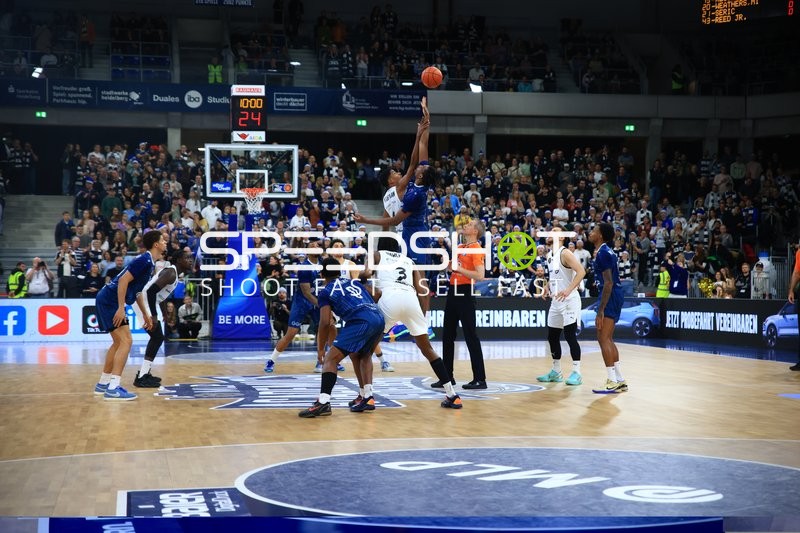 Joshua Obiesie (8; Basketball Löwen Braunschweig) beim Sprungball