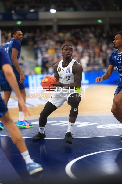 Barra Njie (13; Basketball Löwen Braunschweig) mit Ball gegen Michael Weathers (20; MLP Academics Heidelberg)