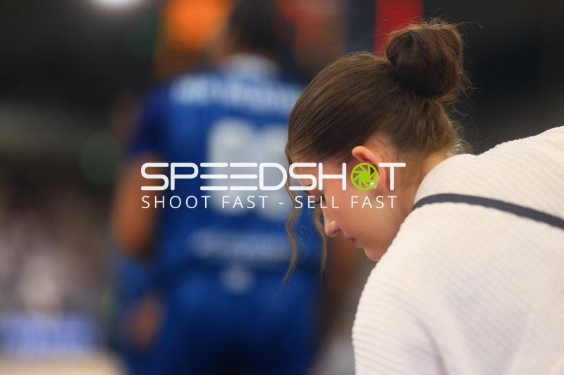 Frau und Spieler im Hintergrund