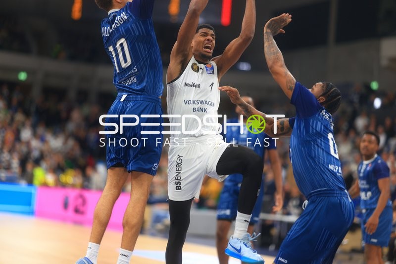 David NGuessan (1; Basketball Löwen Braunschweig) im Sprung gegen Samuell Williamson (10; MLP Academics Heidelberg) und DJ Horne (0; MLP Academics Heidelberg)