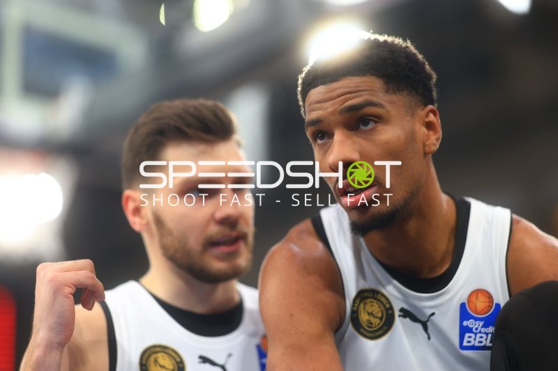 David NGuessan (1; Basketball Löwen Braunschweig) und Ferdinand Zylka (6; Basketball Löwen Braunschweig) in Gespräch