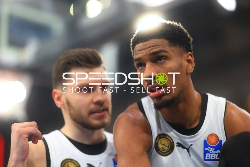 David NGuessan (1; Basketball Löwen Braunschweig) und Ferdinand Zylka (6; Basketball Löwen Braunschweig) in Gespräch