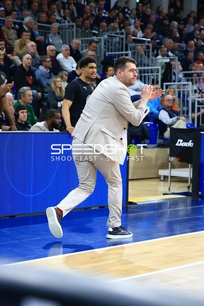 Szene mit Konstantinos Papazoglou (999; Basketball Löwen Braunschweig)