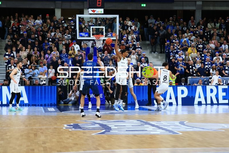 Spielaktion mit David NGuessan (1; Basketball Löwen Braunschweig) und Ferdinand Zylka (6; Basketball Löwen Braunschweig)