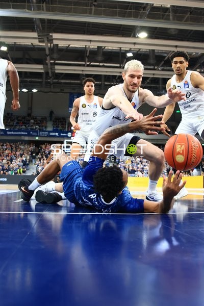 Spielaktion mit Zweikampf um den Ball