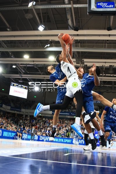 David NGuessan (1; Basketball Löwen Braunschweig) im Zweikampf mit Dusan Neskovic (7; MLP Academics Heidelberg) und Samuell Williamson (10; MLP Academics Heidelberg)