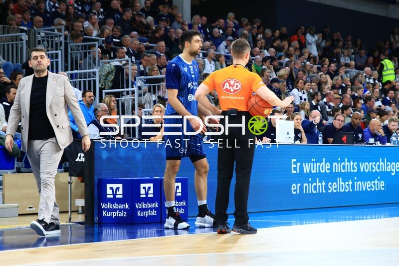 Szene mit Mateo Seric (21; MLP Academics Heidelberg), Konstantinos Papazoglou (999; Basketball Löwen Braunschweig) und Kevin Gerwin (490; MLP Academics Heidelberg)