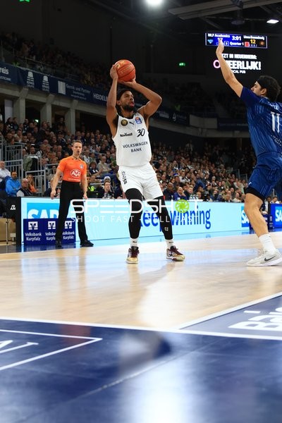 Chip Flanigan (30; Basketball Löwen Braunschweig) mit Ball gegen Erol Ersek (11; MLP Academics Heidelberg)