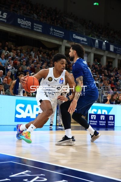Grant Sherfield (25; Basketball Löwen Braunschweig) mit Ball gegen Josia Gentischer (4; MLP Academics Heidelberg)