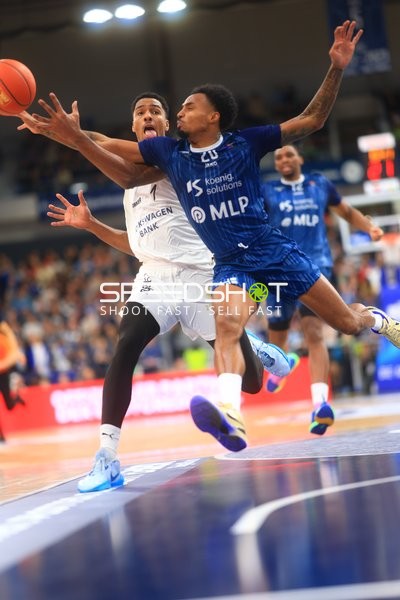 Spielaktion mit Spielern von Basketball Löwen Braunschweig und MLP Academics Heidelberg