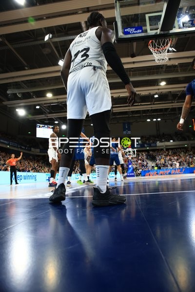 Barra Njie (13; Basketball Löwen Braunschweig) und Michael Weathers (20; MLP Academics Heidelberg) in Aktion