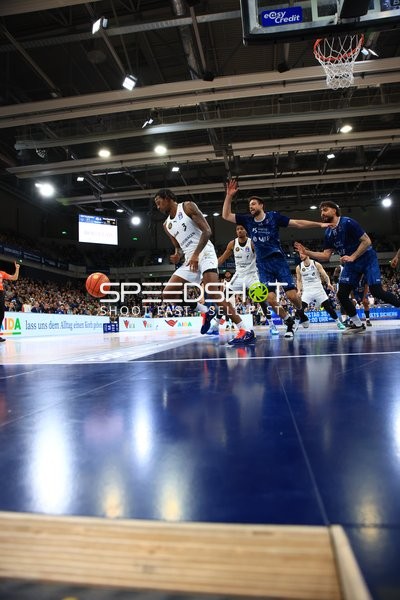 Spielaktion mit Josh Hawley (3; Basketball Löwen Braunschweig) und Niklas Würzner (2; MLP Academics Heidelberg)