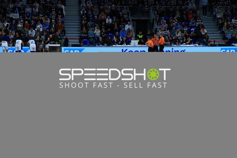 Weitwinkel-Aufnahme der Arena mit Publikum