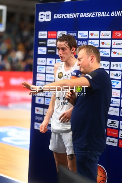 Benjamin Schröder (2; Basketball Löwen Braunschweig) bei Interview