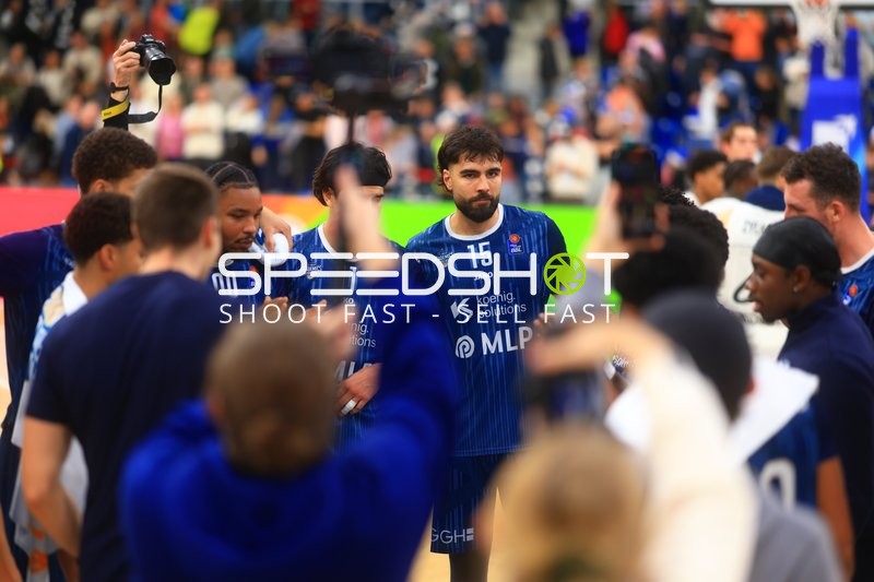 Marcel Keßen (15; MLP Academics Heidelberg) und Marcus Weathers (00; MLP Academics Heidelberg) in Basketball-Szene