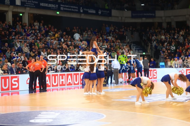 Cheerleader-Performance in der Halle