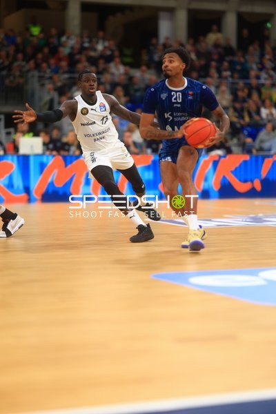 Barra Njie (13; Basketball Löwen Braunschweig) und Michael Weathers (20; MLP Academics Heidelberg) in Aktion