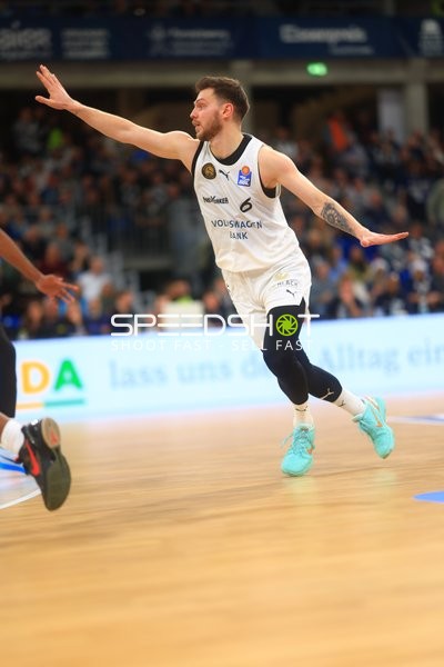 Ferdinand Zylka (6; Basketball Löwen Braunschweig) auf dem Spielfeld