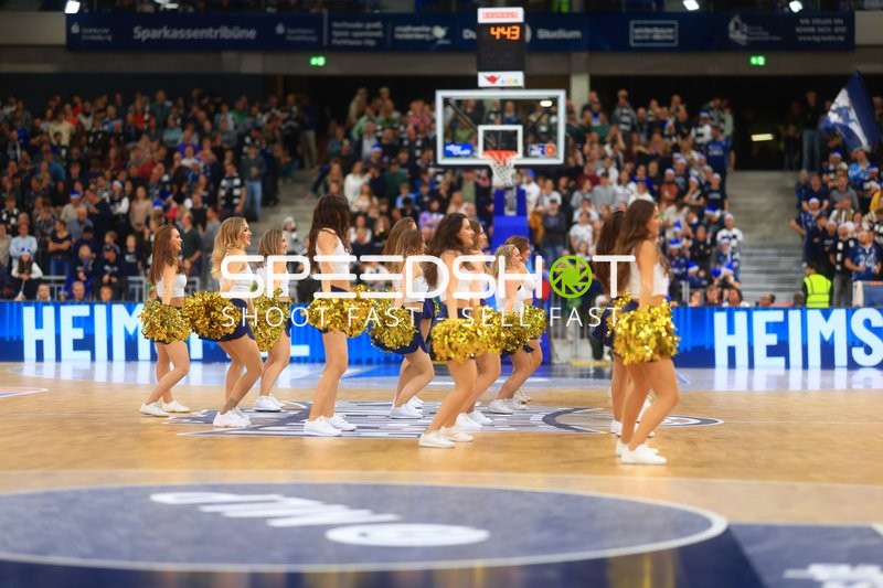 Cheerleader-Performance in der Halle