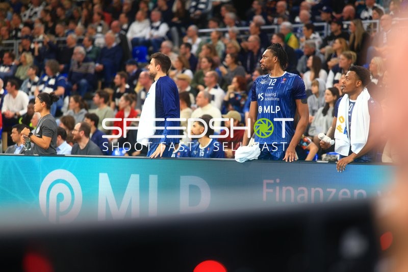 Szene mit Osun Osunniyi (12; MLP Academics Heidelberg) und Teamkollegen