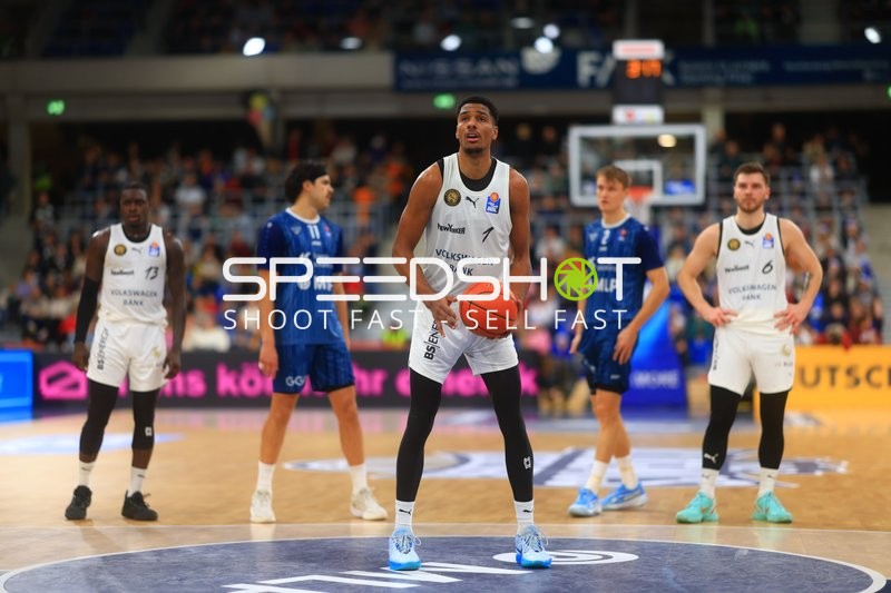 David NGuessan (1; Basketball Löwen Braunschweig) mit Ball in Aktion