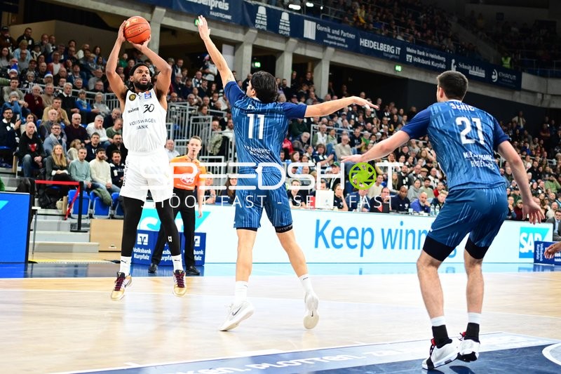 Chip Flanigan (30; Basketball Löwen Braunschweig) mit Wurfversuch gegen Erol Ersek (11; MLP Academics Heidelberg) und Mateo Seric (21; MLP Academics Heidelberg)