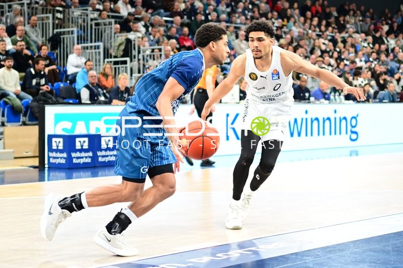 Adrian Worthy (0; Basketball Löwen Braunschweig) und Kevin McClain (3; MLP Academics Heidelberg) in Aktion