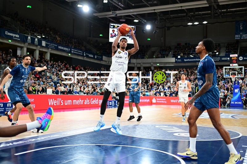 David NGuessan (1; Basketball Löwen Braunschweig) mit Wurf