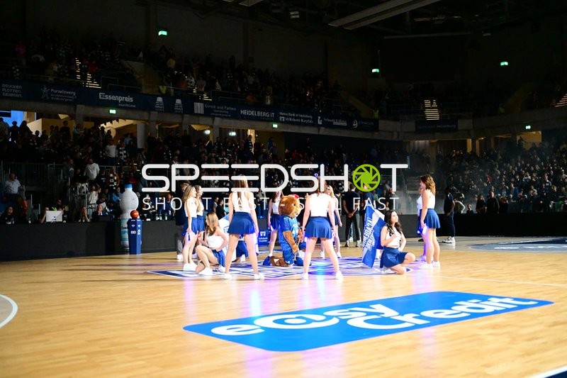 Cheerleader-Performance mit Maskottchen