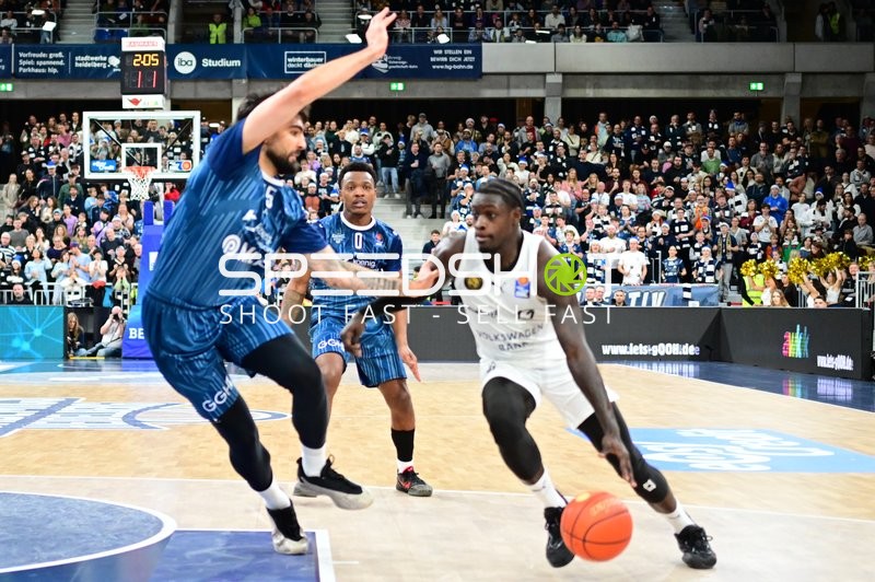 Barra Njie (13; Basketball Löwen Braunschweig) gegen DJ Horne (0; MLP Academics Heidelberg) und Marcel Keßen (15; MLP Academics Heidelberg) in Aktion