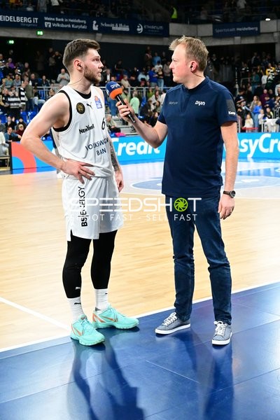 Basketball-Interview auf dem Spielfeld