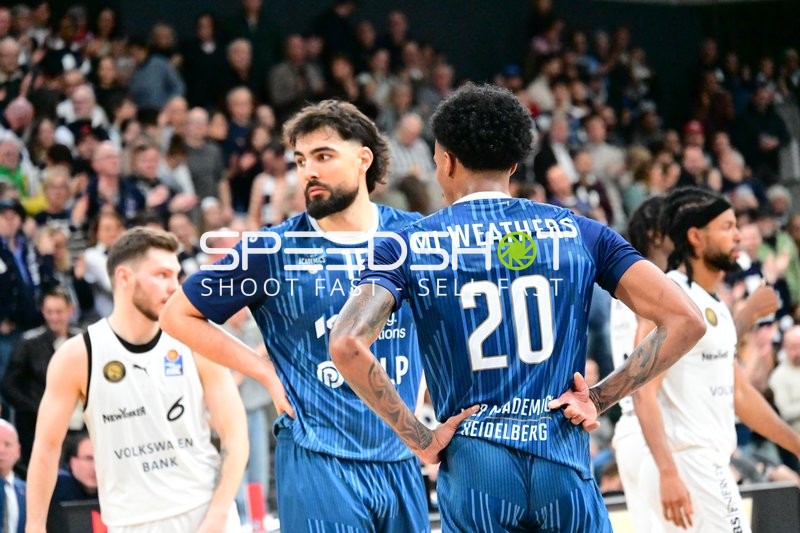 Philipp Hartwich (15; Basketball Löwen Braunschweig) und Ferdinand Zylka (6; Basketball Löwen Braunschweig) am Spielfeldrand