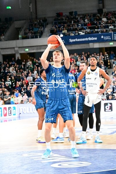 Samuell Williamson (10; MLP Academics Heidelberg) beim Wurf